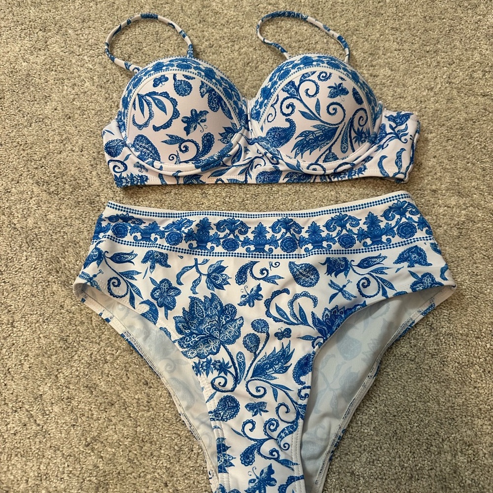 Blue and White Floral Bikini Set Women’s Size Small (never worn) has lining